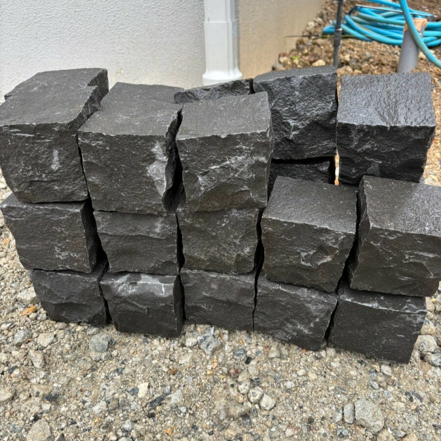 お庭の見切り材や縁取りとして使用される黒色のピンコロ石(割肌天然石)。