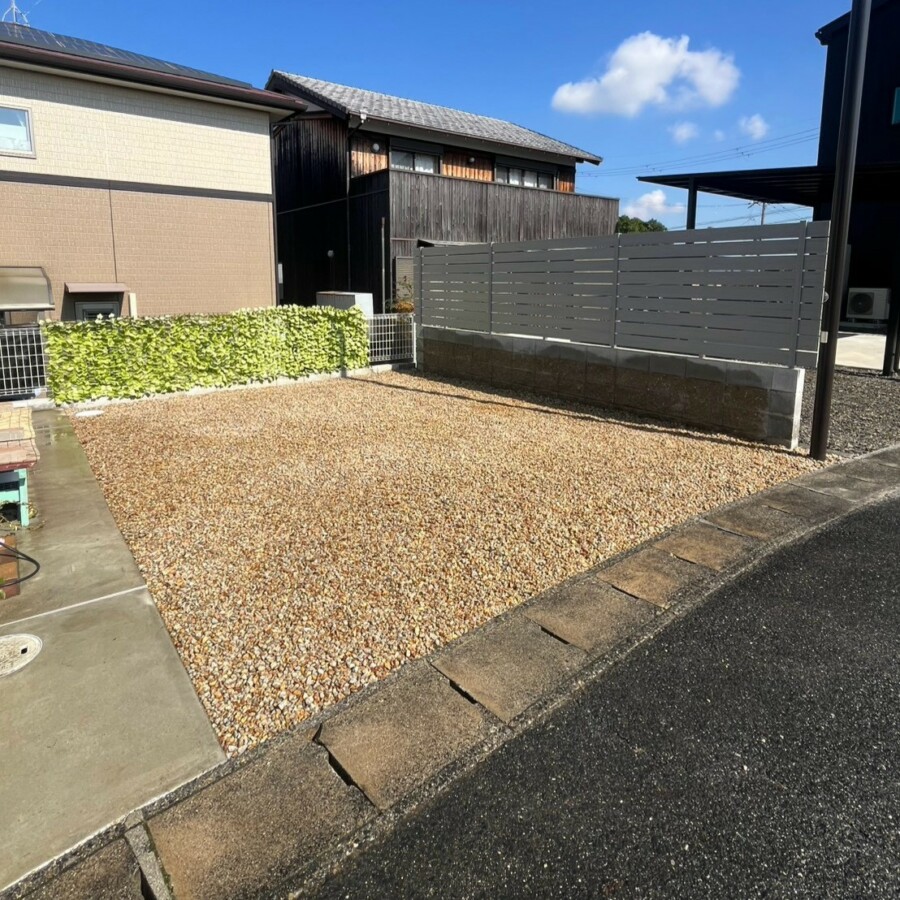滋賀県竜王町の外構現場にて敷き詰めたサビ砂利と既存ブロック塀上に設置完了したエクスタイルアーバンフェンスUZUKURI。